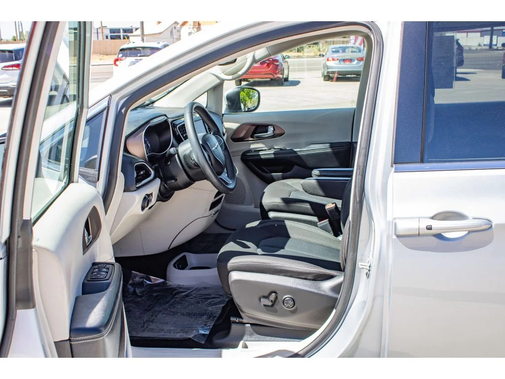Used 2023 Silver Mist Clearcoat Chrysler LX image 28