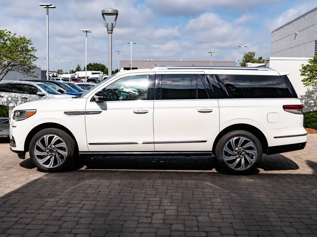 Used 2023 Pristine White Metallic Tri-Coat Lincoln Reserve image 5