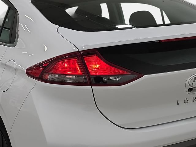 Used 2020 White Hyundai SE image 33