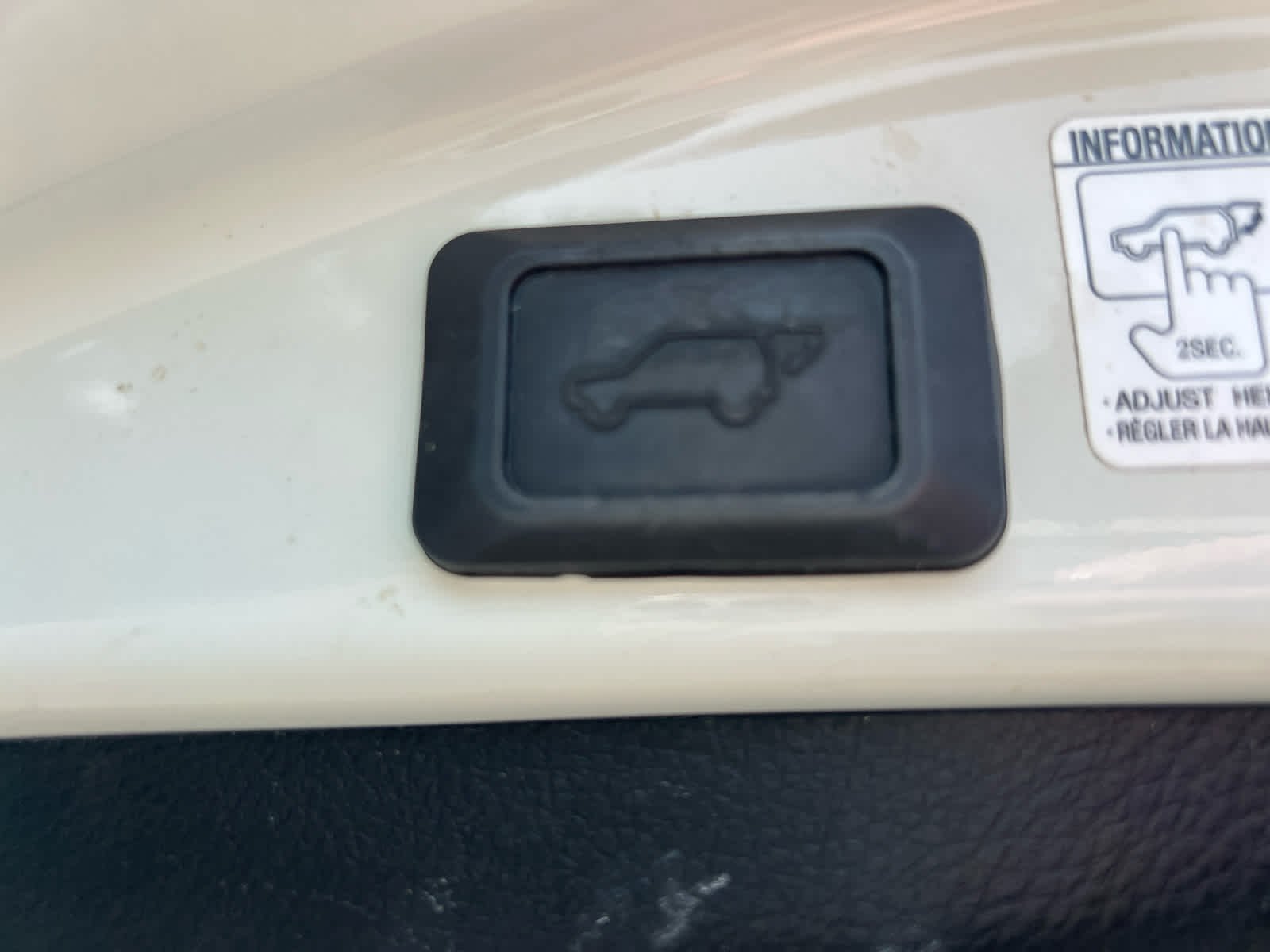 Used 2015 Super White Toyota XLE image 18