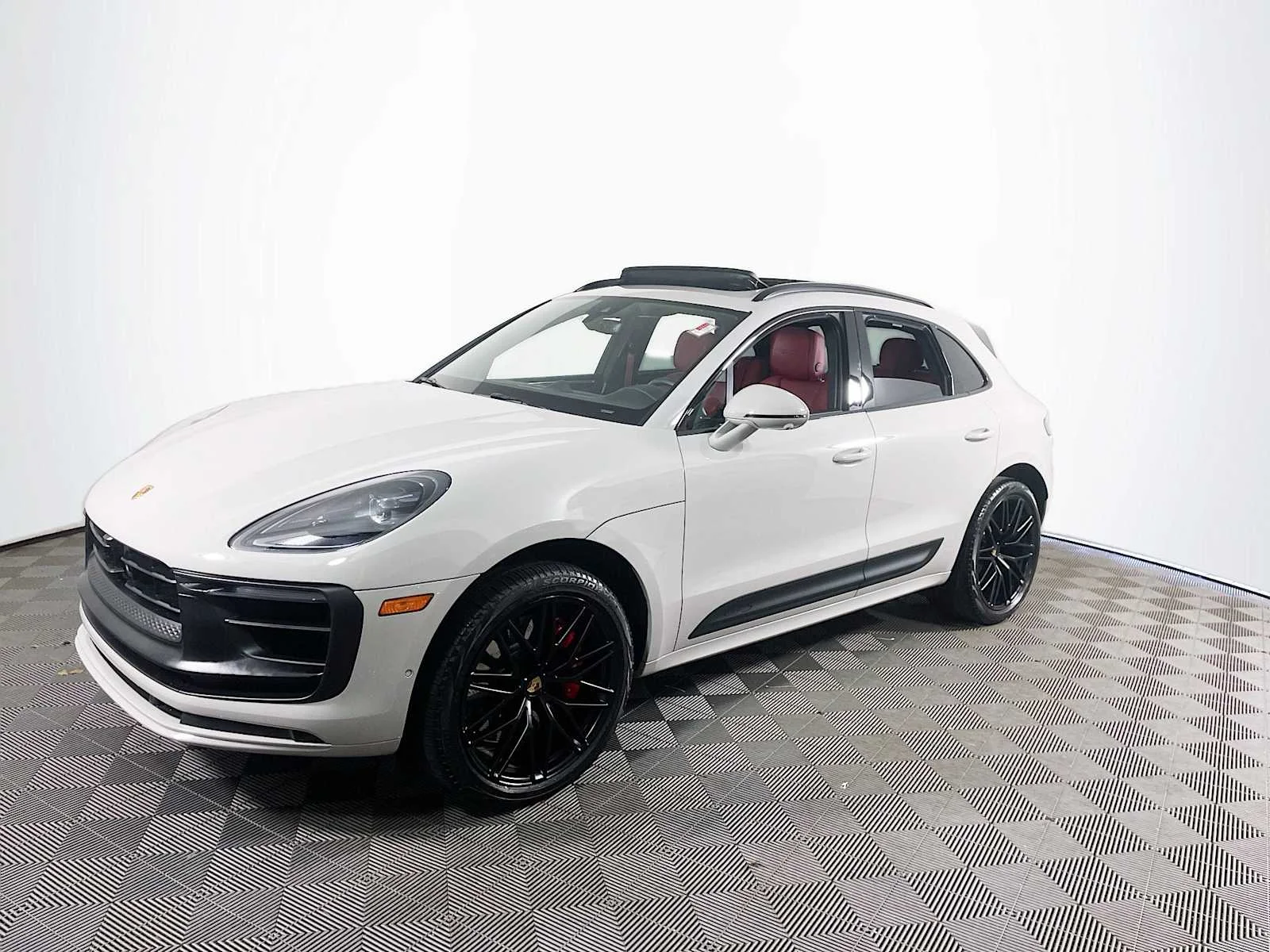 2022 Porsche Macan GTS's photo