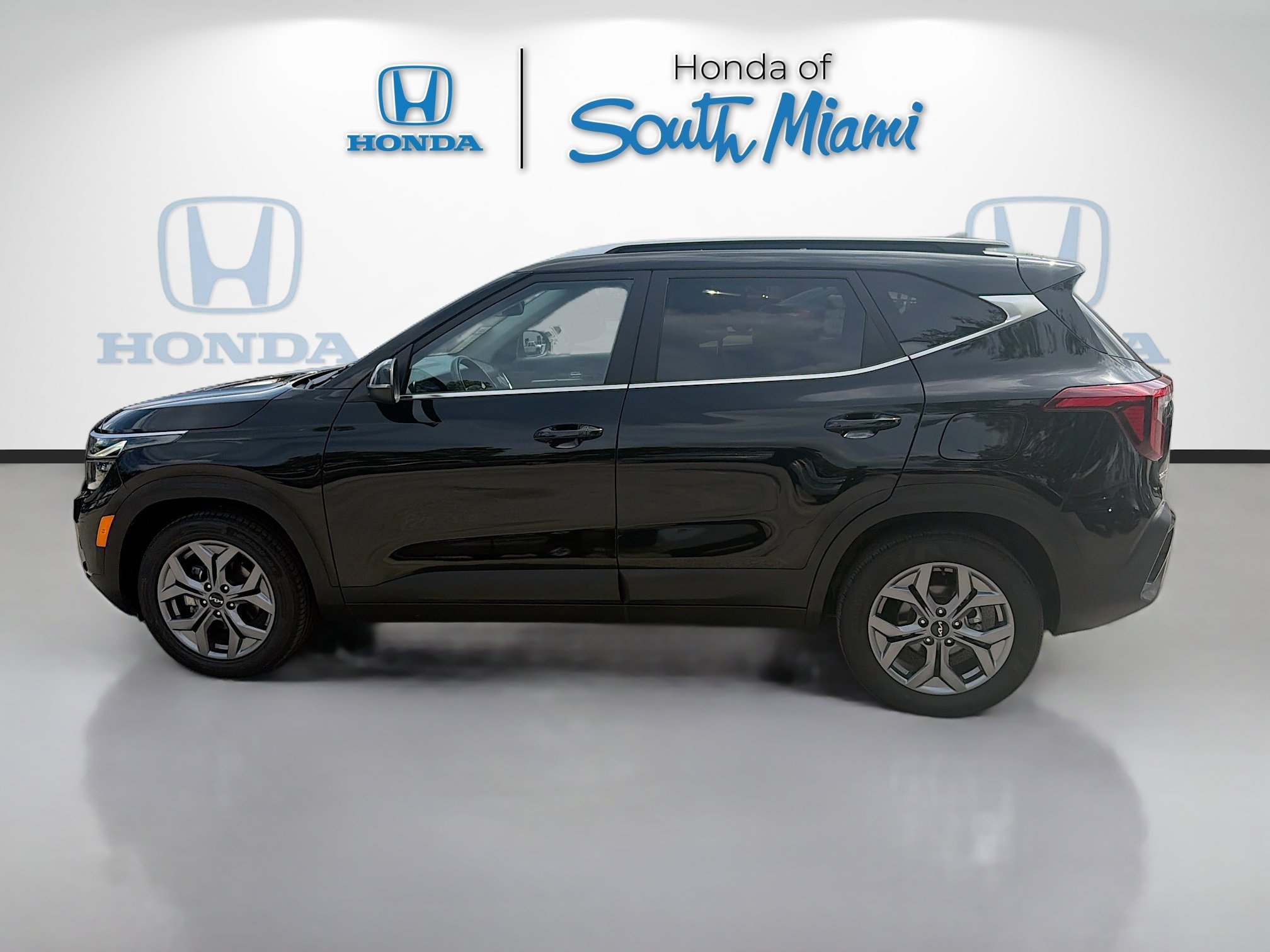Used 2024 Fusion Black Kia S image 4