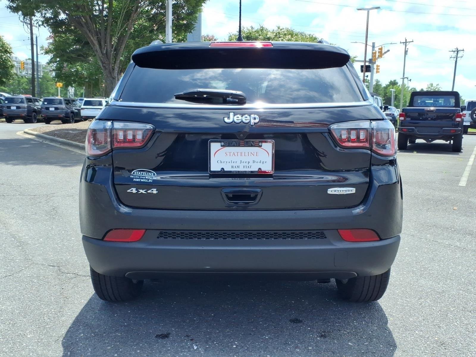 Used 2024 Diamond Black Crystal Pearlcoat Jeep Latitude image 15
