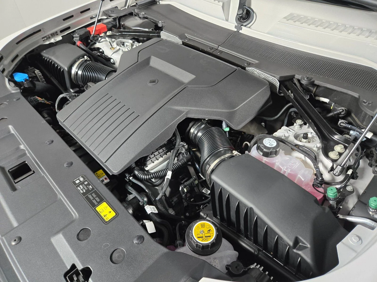 2026 Land Rover Defender OCTA - Photo 23