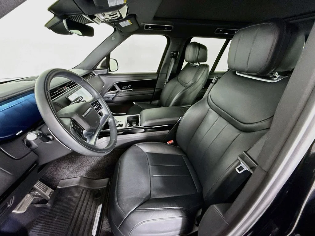 Certified Used 2025 Obsidian Black SV Bespoke Ultra Metallic Gloss Land Rover SE image 5