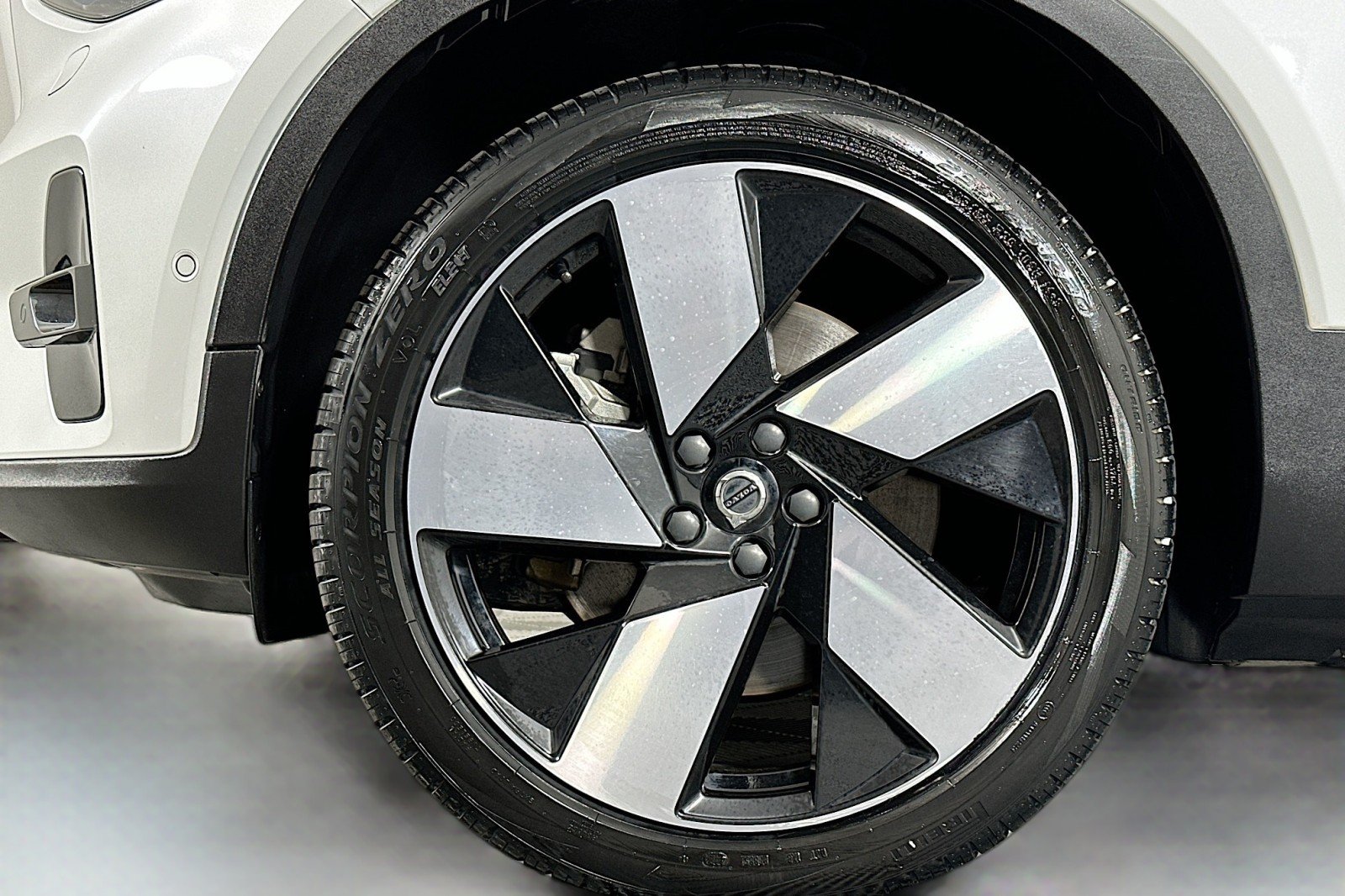 Used 2023 Crystal White Metallic Volvo Ultimate image 11