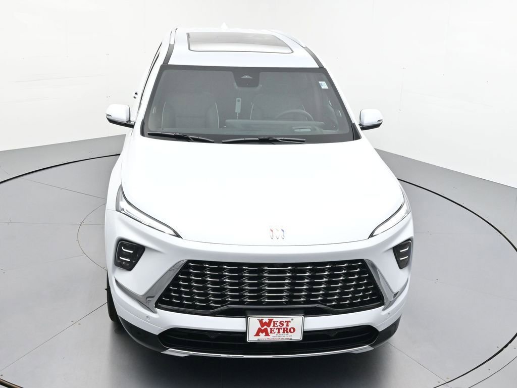 New 2026 Iridescent White Tricoat Buick Avenir image 4
