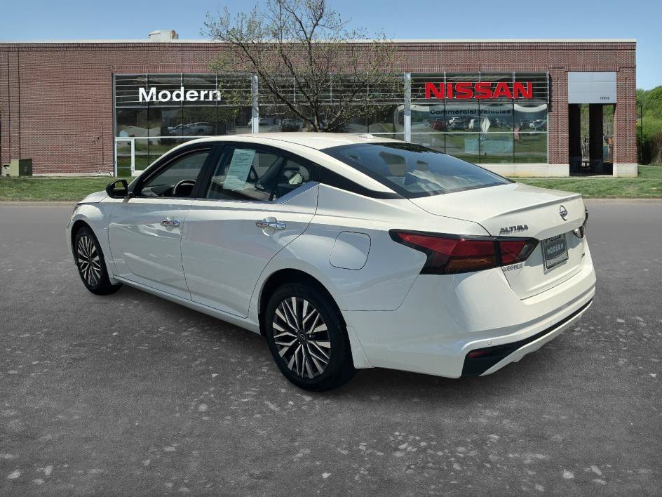 Used 2024 Pearl White Tricoat Nissan 2.5 SV image 2