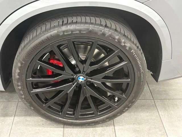 Used 2024 Gray BMW xDrive40i image 7