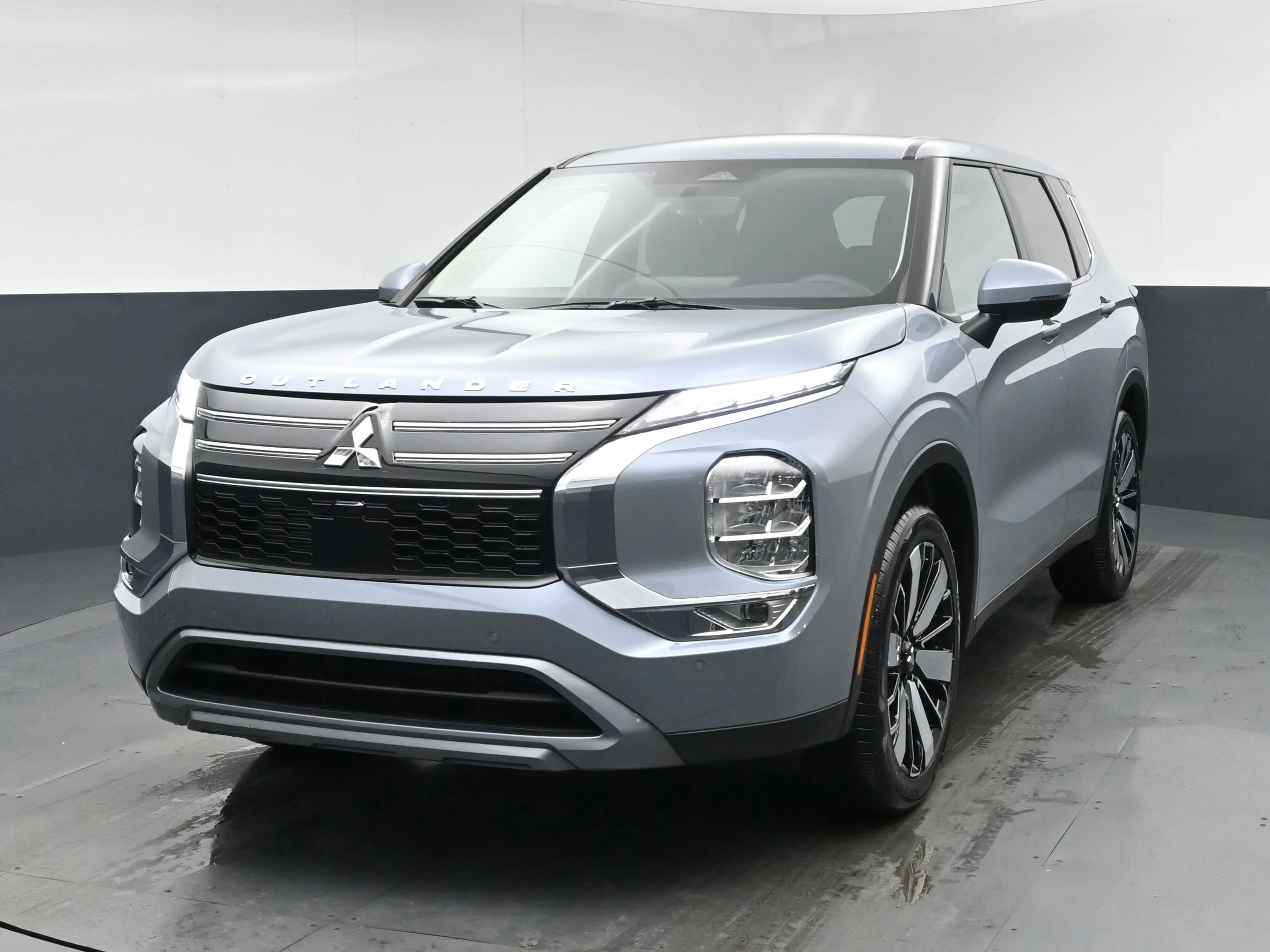 2026 Mitsubishi Outlander SE FWD's photo