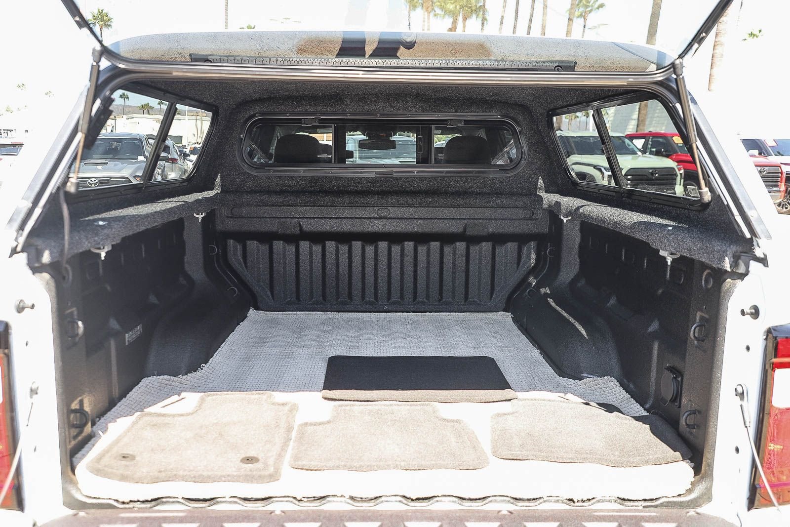 Used 2024 White GMC AT4 image 27