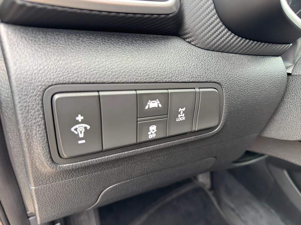 Used 2019 Black Noir Pearl Hyundai SE image 17