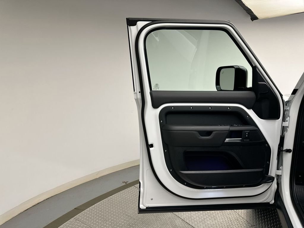 New 2026 Fuji White Land Rover X-Dynamic SE image 9