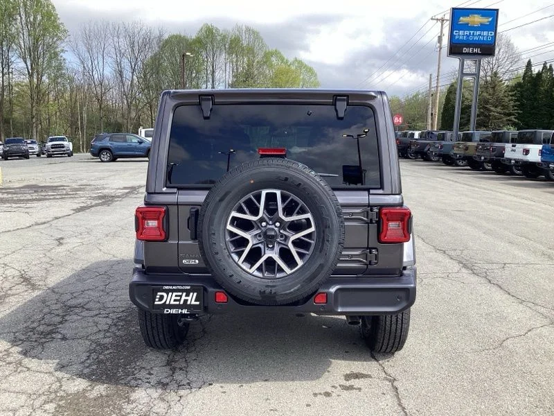 New 2026 Granite Crystal Metallic Clear-Coat Exterior Paint Jeep Sahara image 6