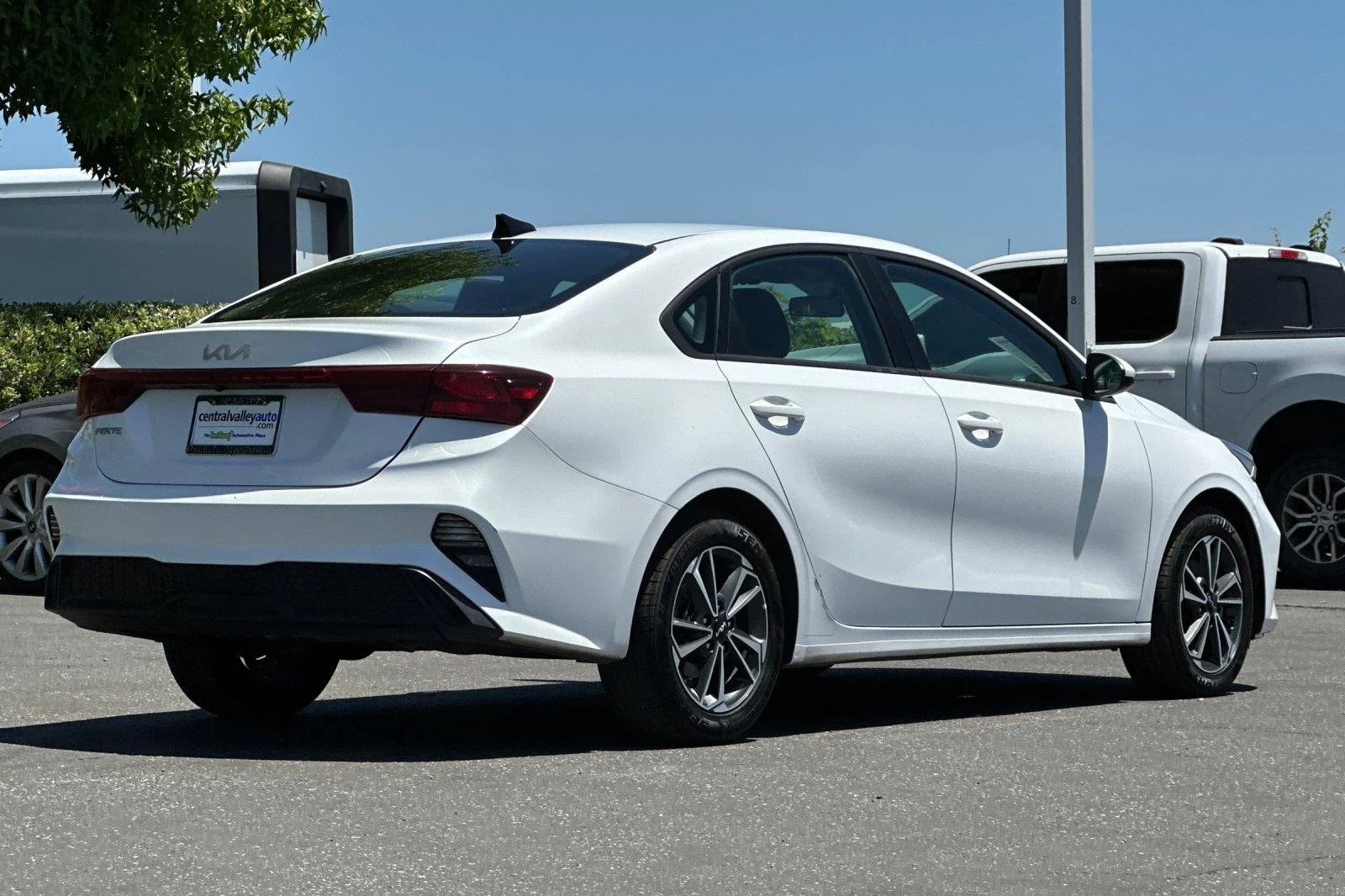 Used 2023 Snow White Pearl Kia LXS image 4