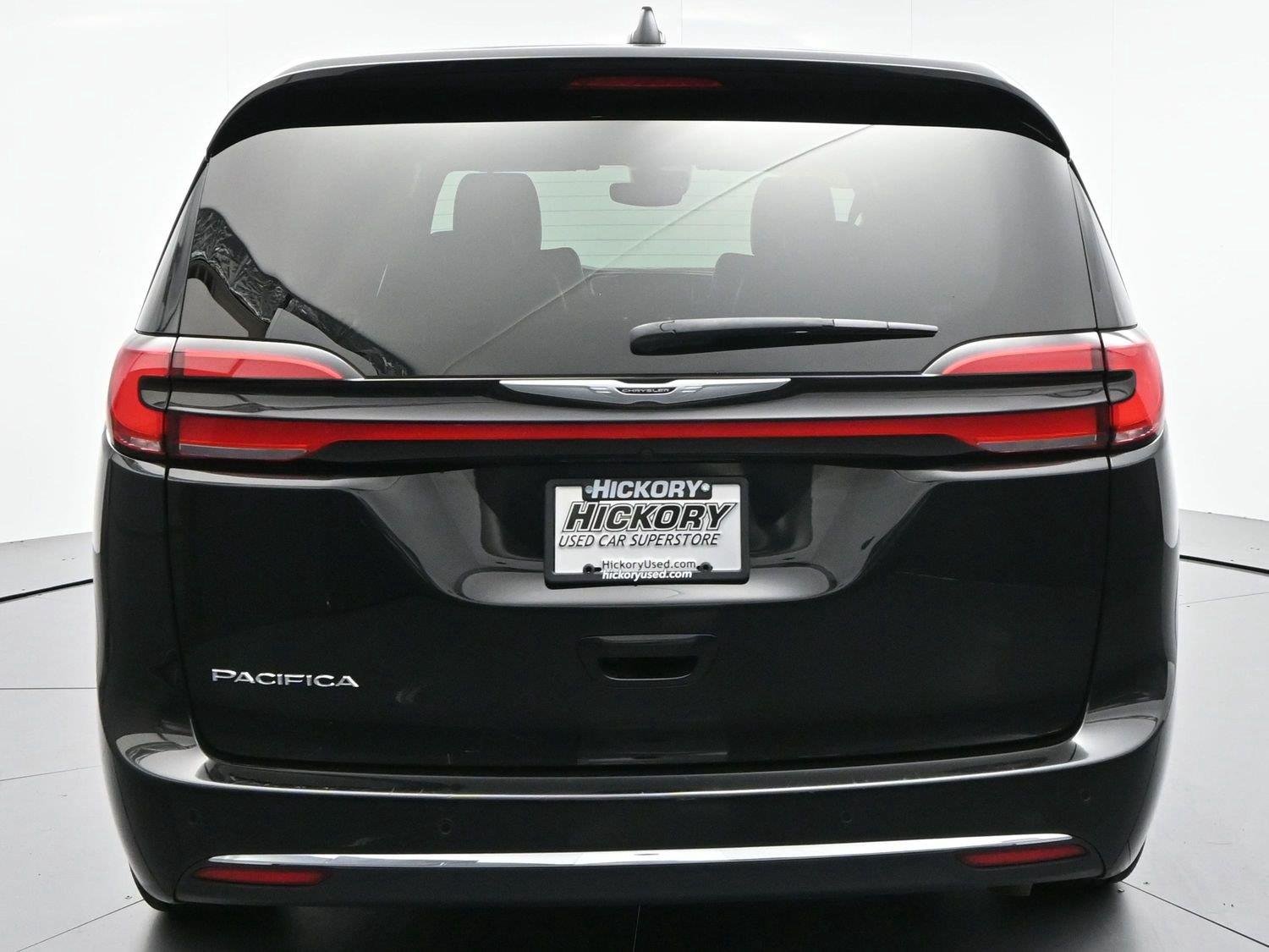 Used 2025 Diamond Black Crystal Pearlcoat Chrysler Select image 5