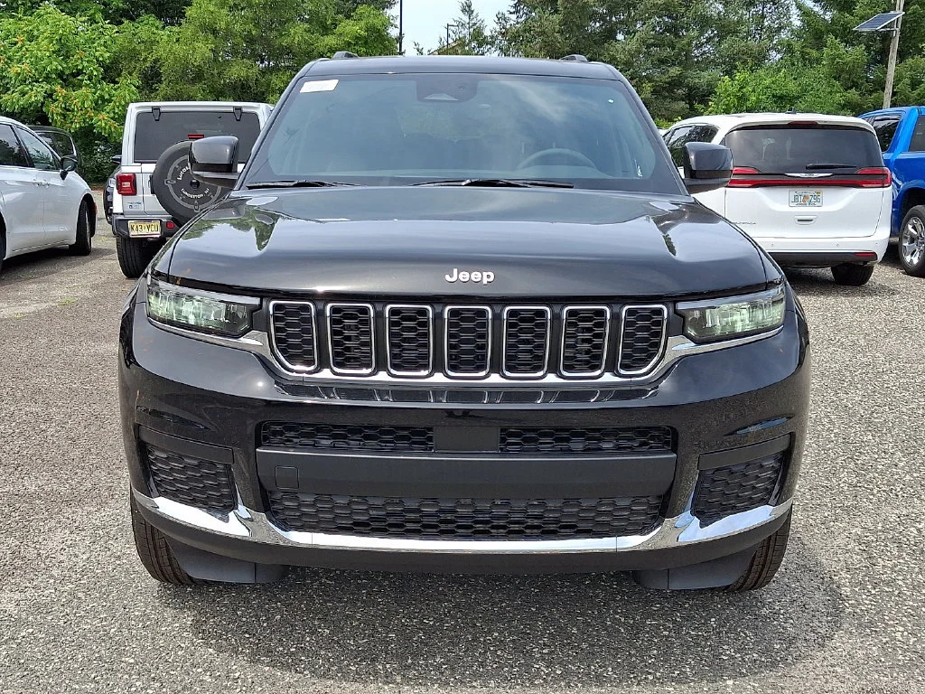 New 2026 Diamond Black Crystal Pearl-Coat Exterior Paint Jeep Laredo X image 2