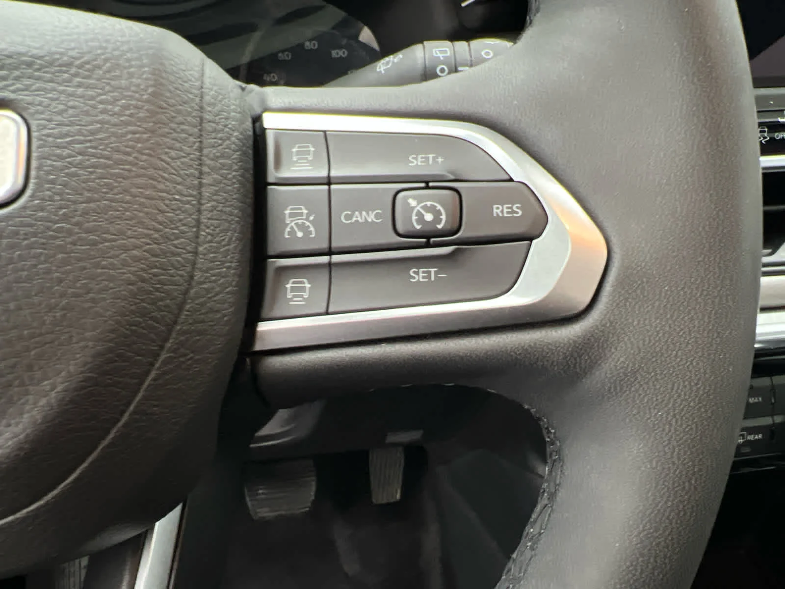 Used 2023 Diamond Black Crystal Pearlcoat Jeep Limited image 19