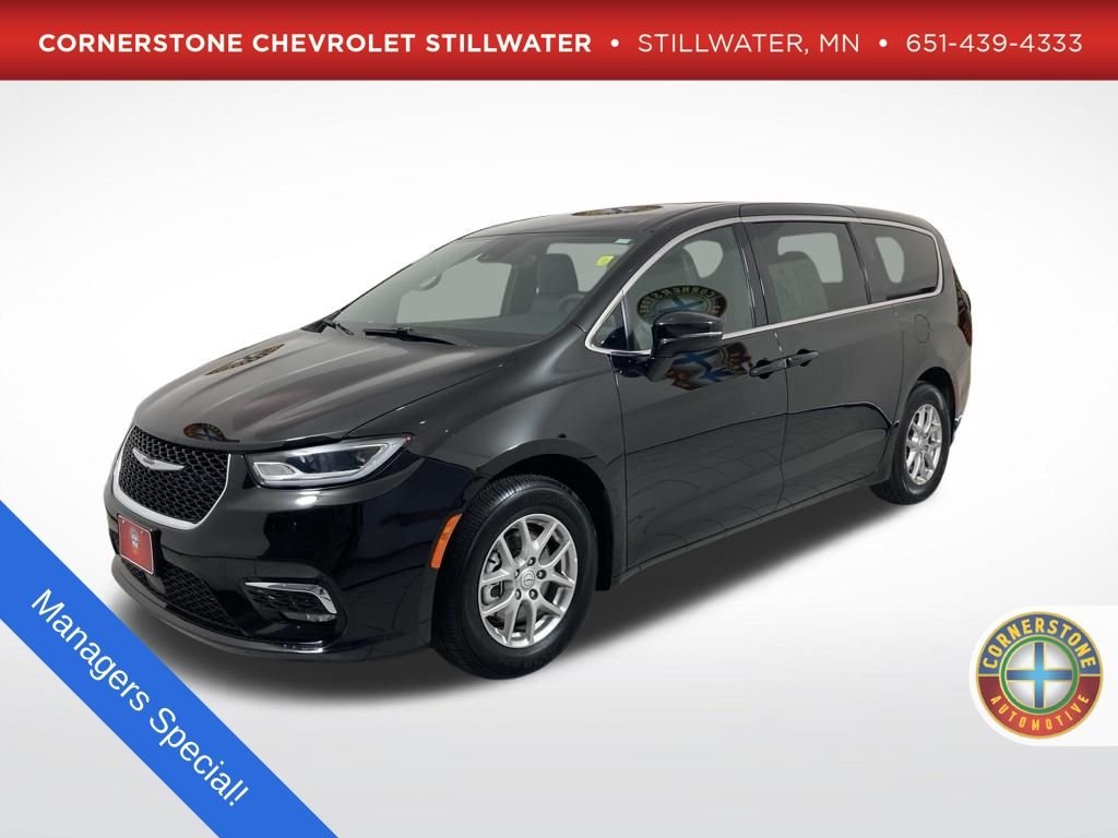 2025 Chrysler Pacifica Select's photo