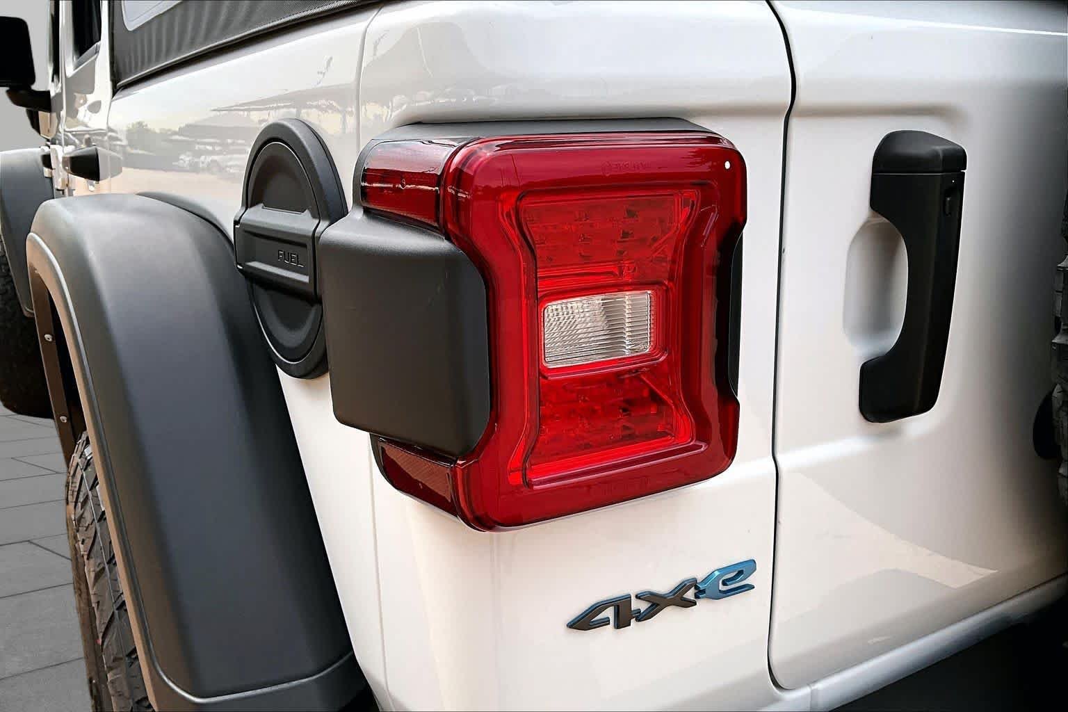 Used 2022 Bright White Clearcoat Jeep Unlimited Rubicon image 27