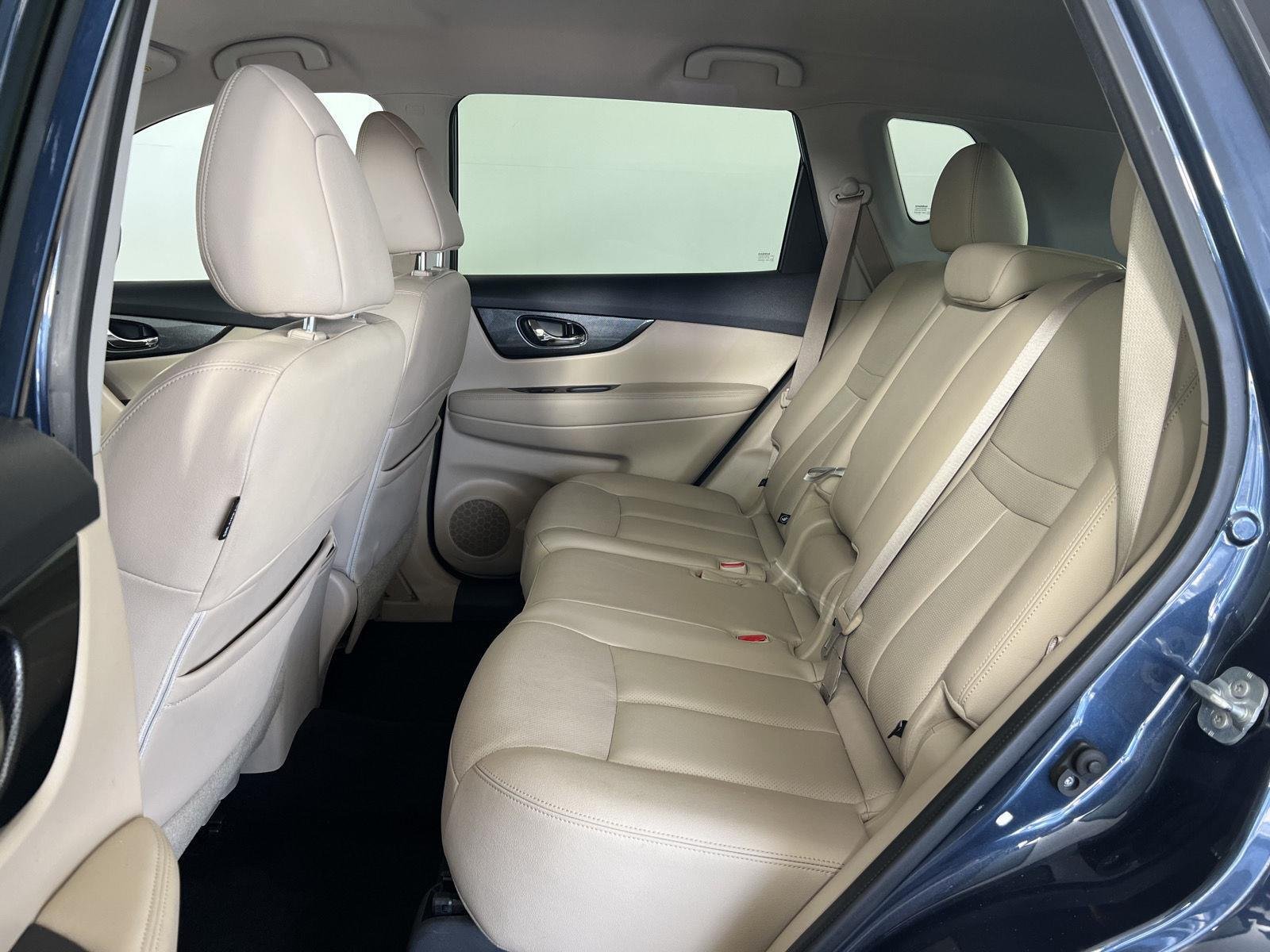 Used 2016 Arctic Blue Metallic Nissan SL image 23