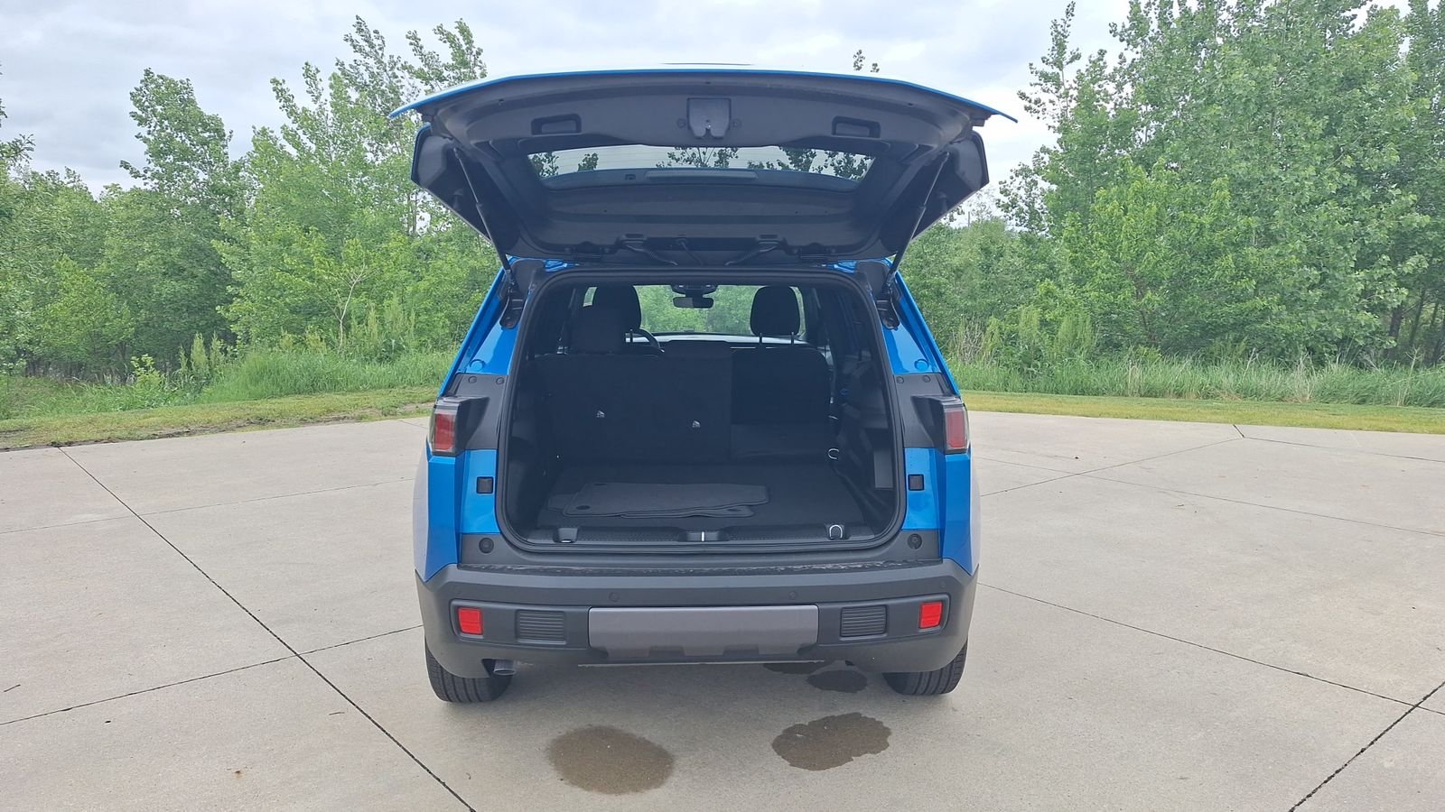 New 2026 Hydro Blue Pearlcoat Jeep Laredo image 14