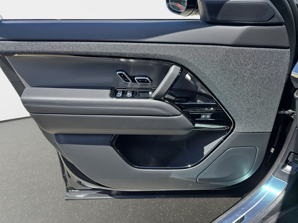 New 2026 Santorini Black Land Rover SE image 28