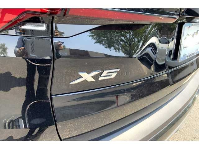 New 2026 Black Sapphire Metallic BMW sDrive40i image 15