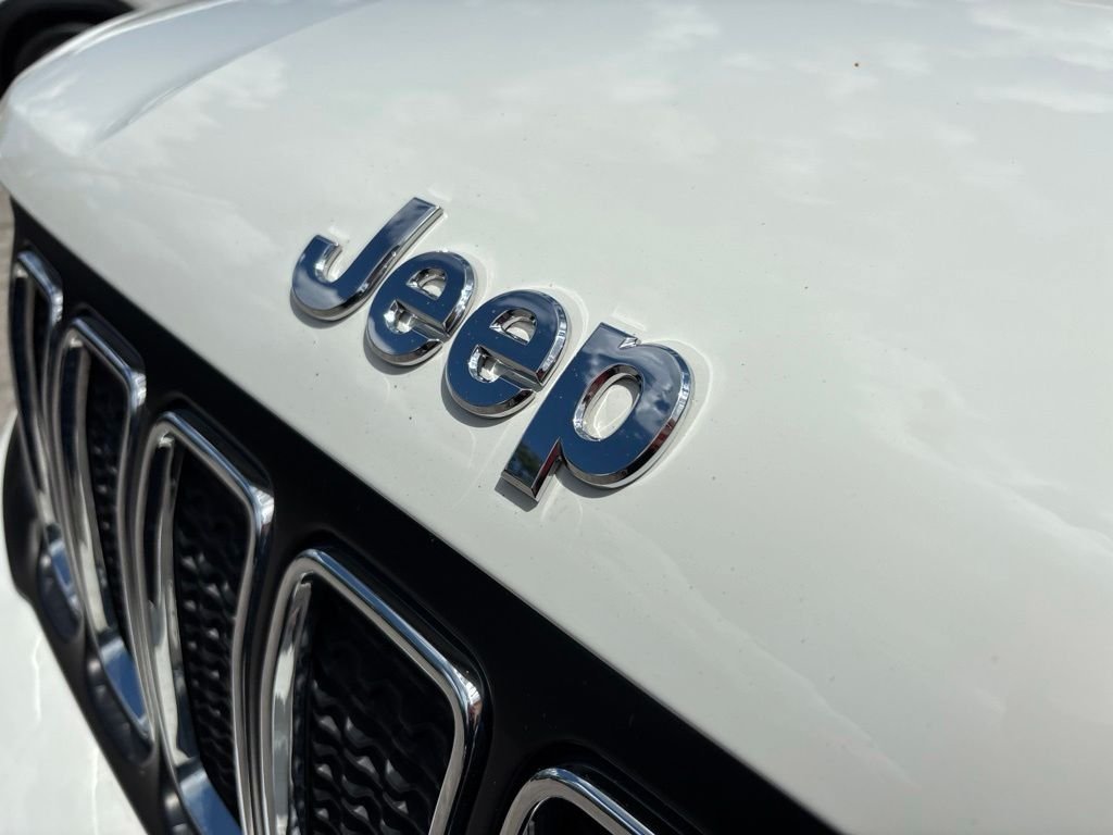 Used 2021 White Jeep Latitude image 9