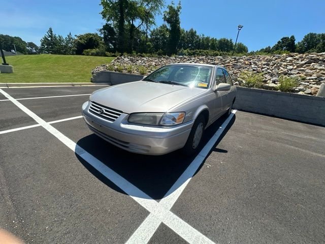 Used 1999 Gold Toyota LE image 3