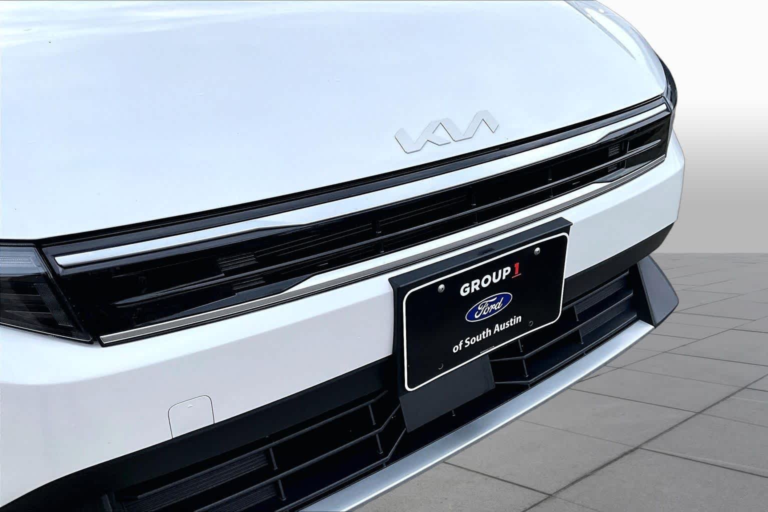 Used 2025 Snow White Pearl Kia EX image 30