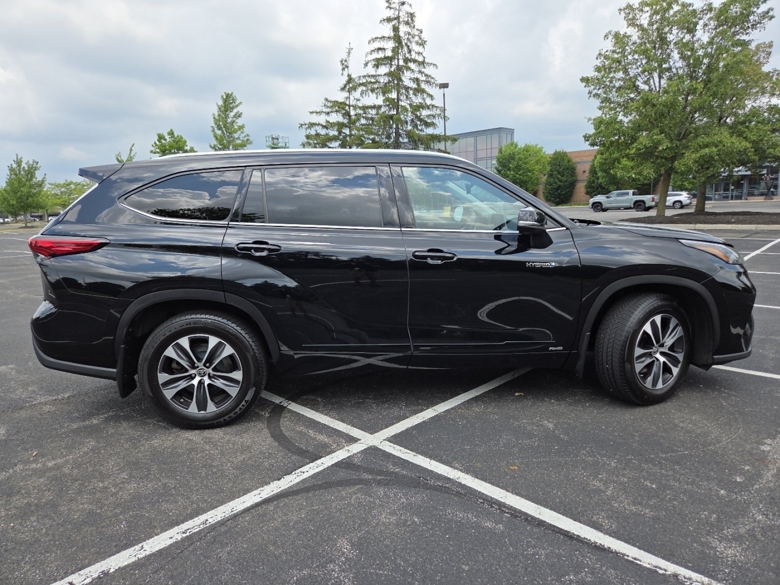 Used 2020 Midnight Black Metallic Toyota XLE image 24