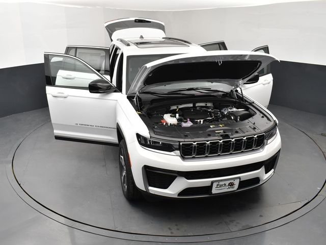 New 2026 Bright White Clear-Coat Exterior Paint Jeep Limited image 25