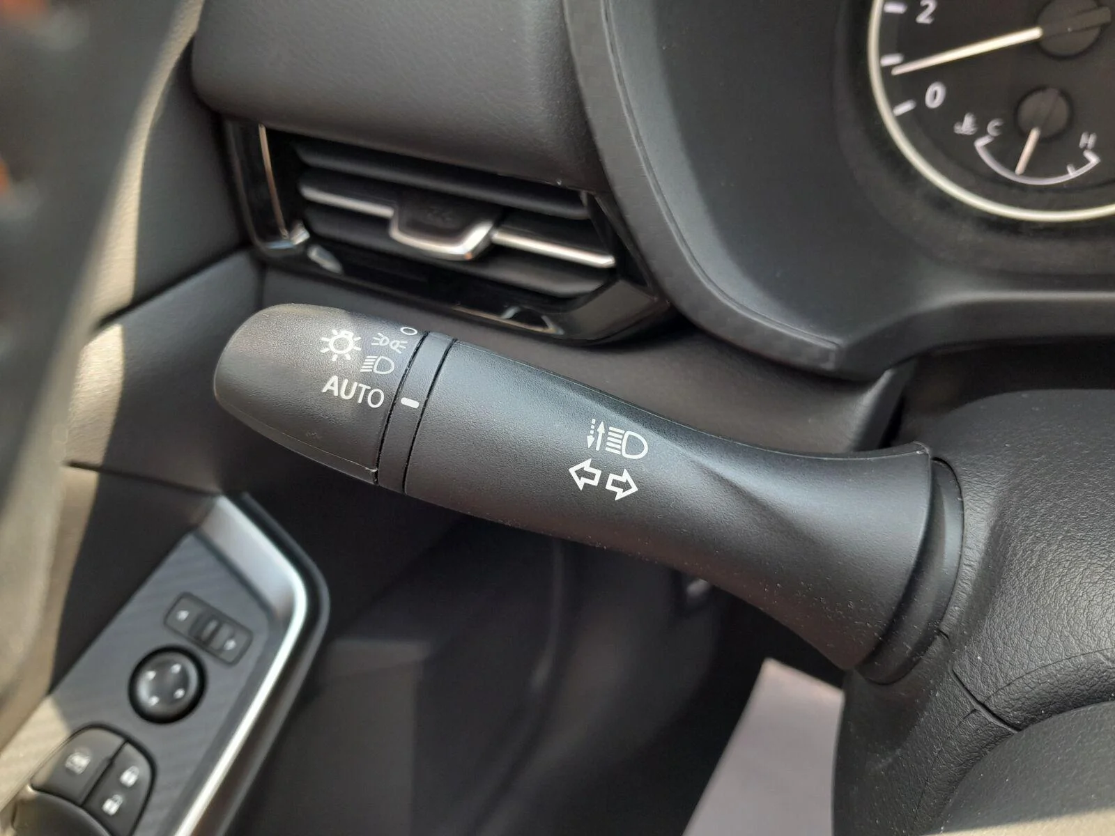 Used 2025 Super Black Nissan SR image 16