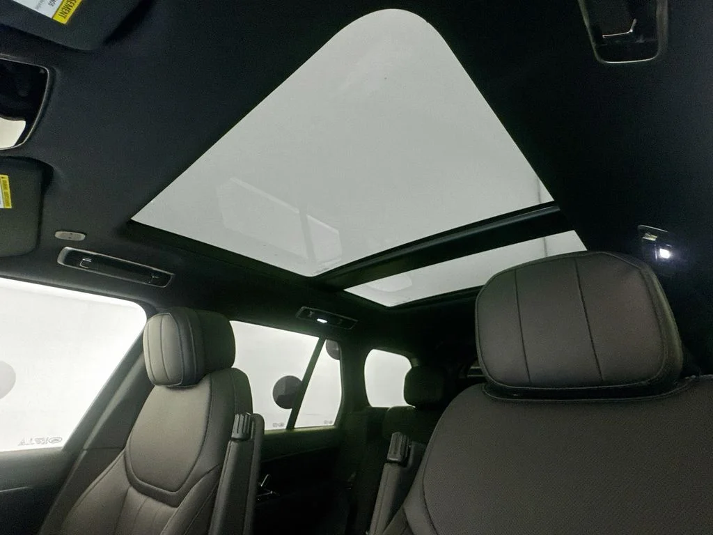 New 2026 Fuji White Land Rover SE image 21