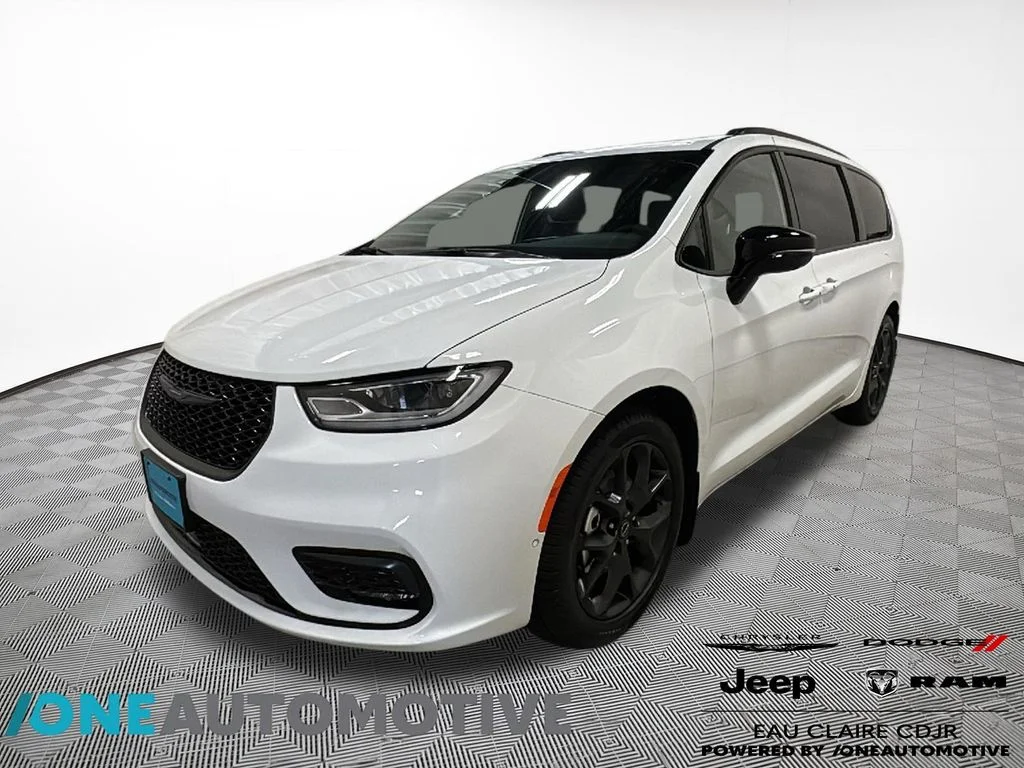 2026 Chrysler Pacifica Limited's photo