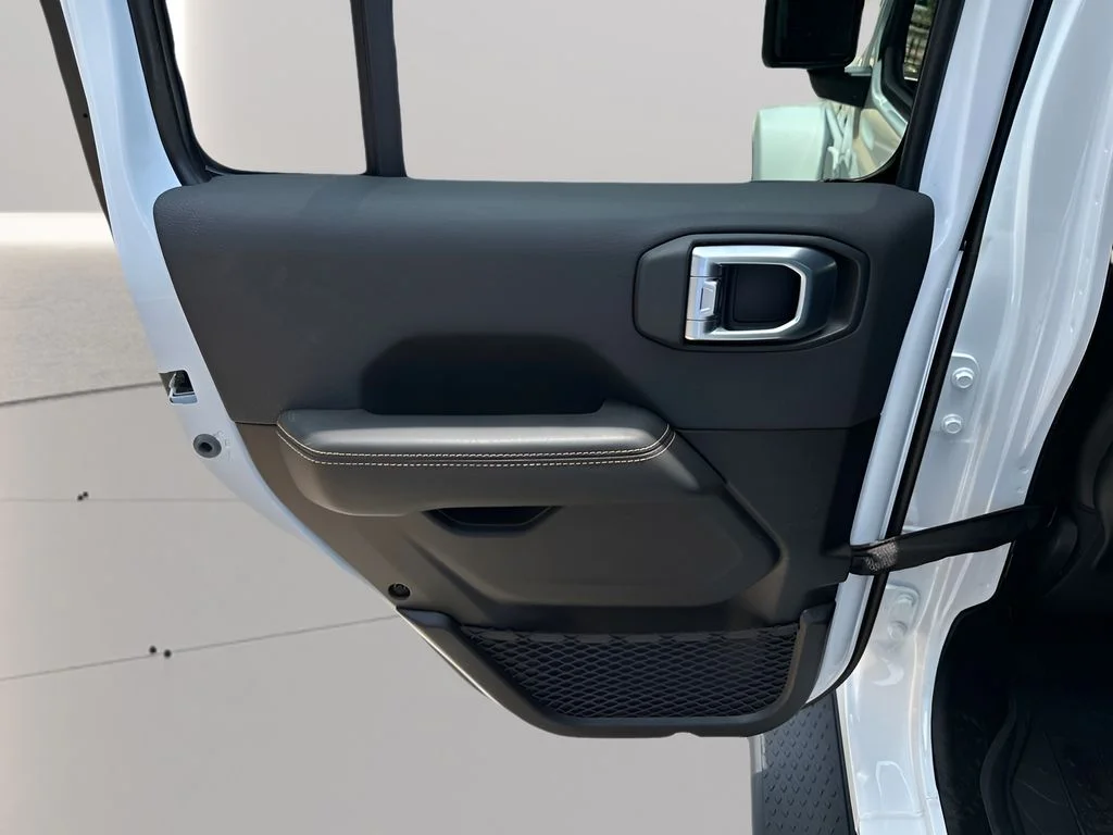 New 2026 Bright White Clear-Coat Exterior Paint Jeep Texas Trail image 32