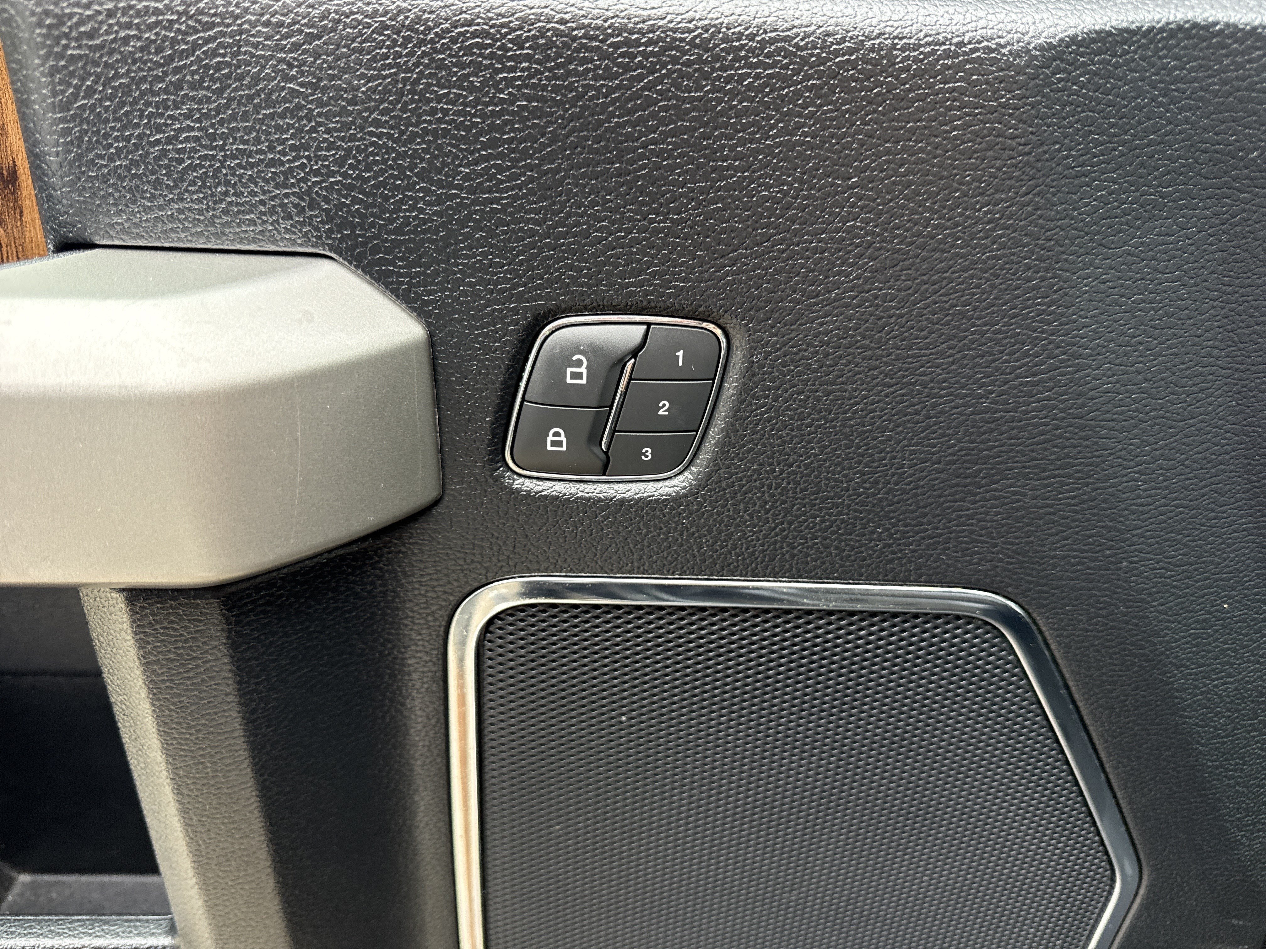 Used 2019 Agate Black Metallic Ford LARIAT image 13