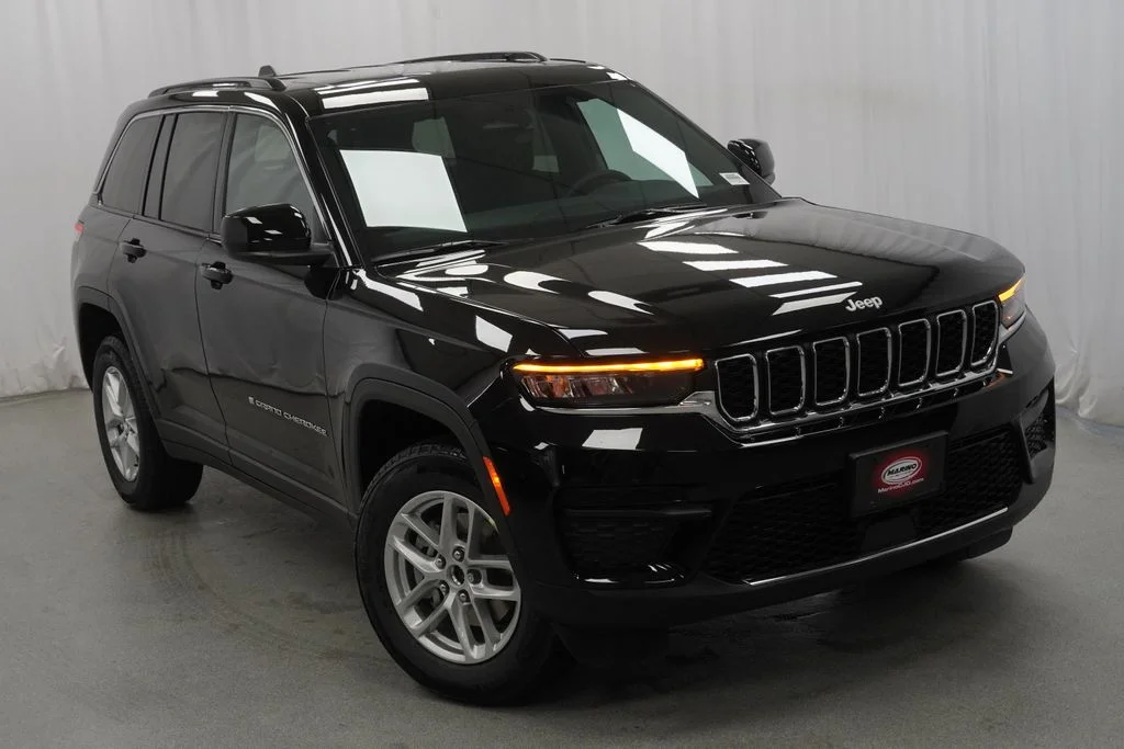 New 2026 Diamond Black Crystal Pearl-Coat Exterior Paint Jeep Laredo X image 8