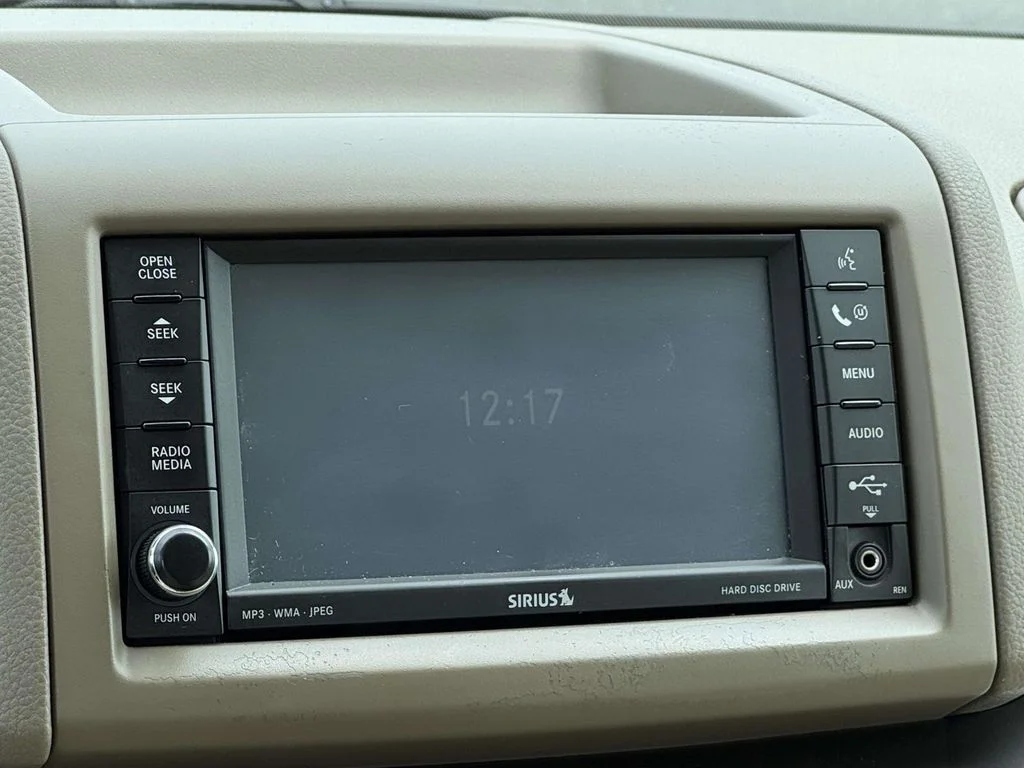 Used 2010 White Volkswagen SE image 18