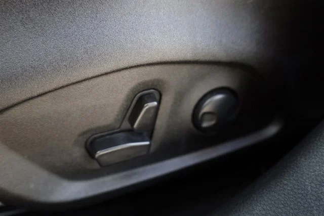 Used 2023 White Jeep Latitude image 19