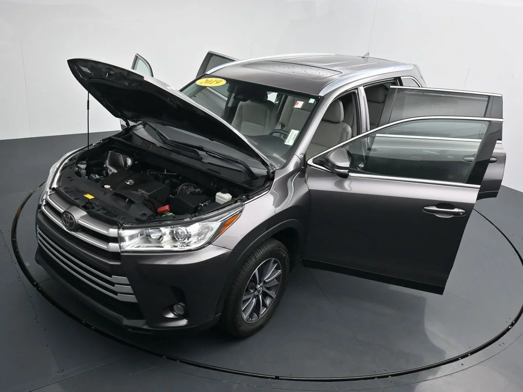Used 2019 Gray Toyota XLE image 39