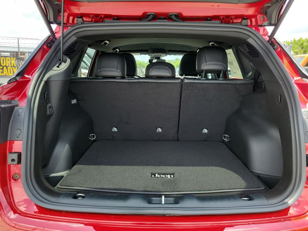 New 2026 Red Hot Pearl-Coat Exterior Paint Jeep Latitude image 8