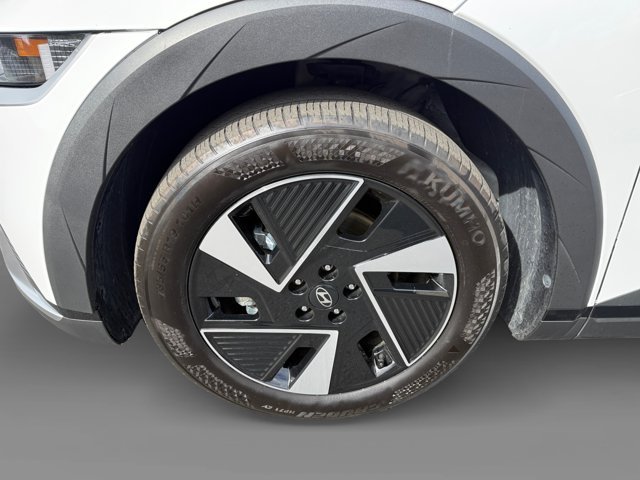Used 2025 White Hyundai SEL image 9