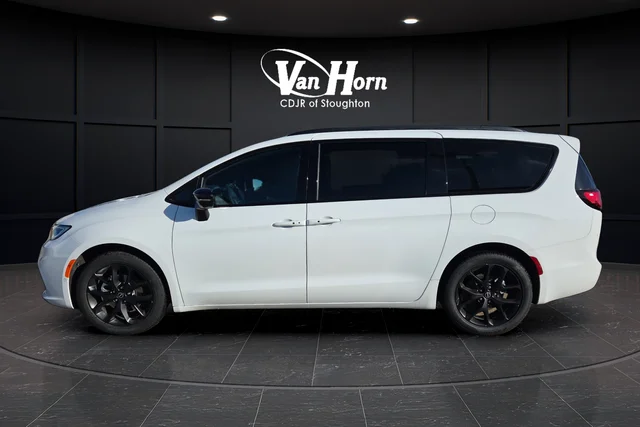 New 2026 Bright White Clear-Coat Exterior Paint Chrysler Select image 11