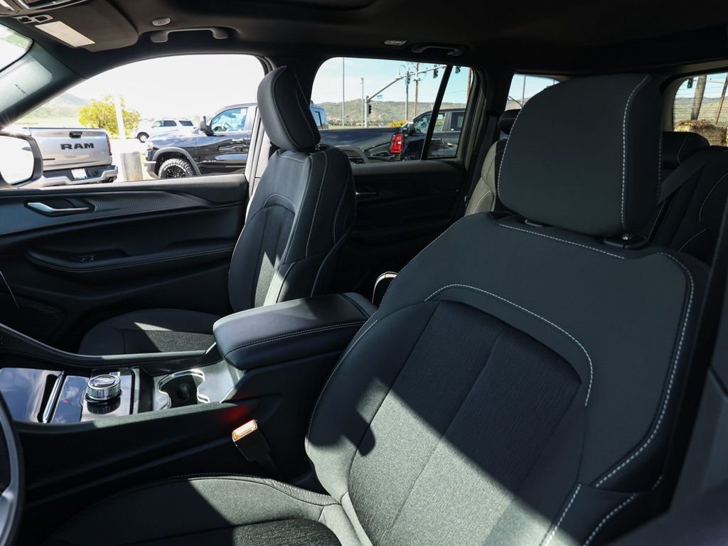 New 2026 Bright White Clear-Coat Exterior Paint Jeep Laredo X image 14