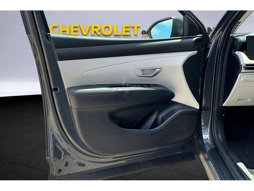 Used 2025  Hyundai SEL image 17