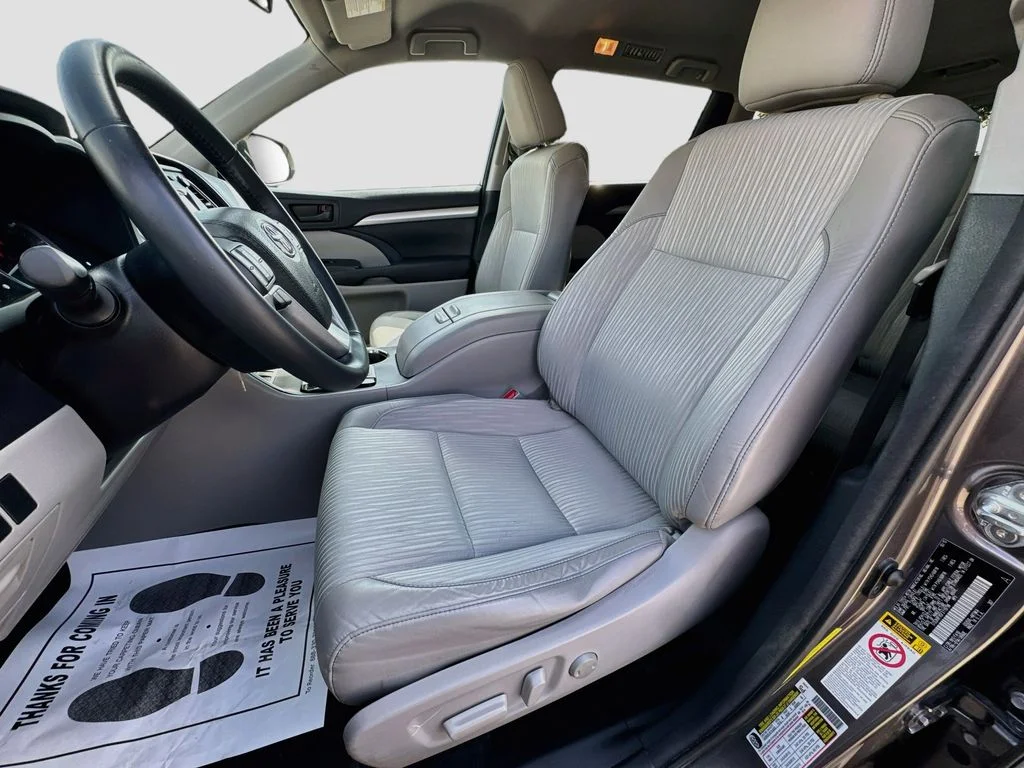 Used 2015 Gray Toyota LE Plus V6 image 23