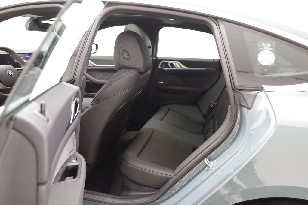 New 2026 Cape York Green Metallic BMW xDrive40 image 15