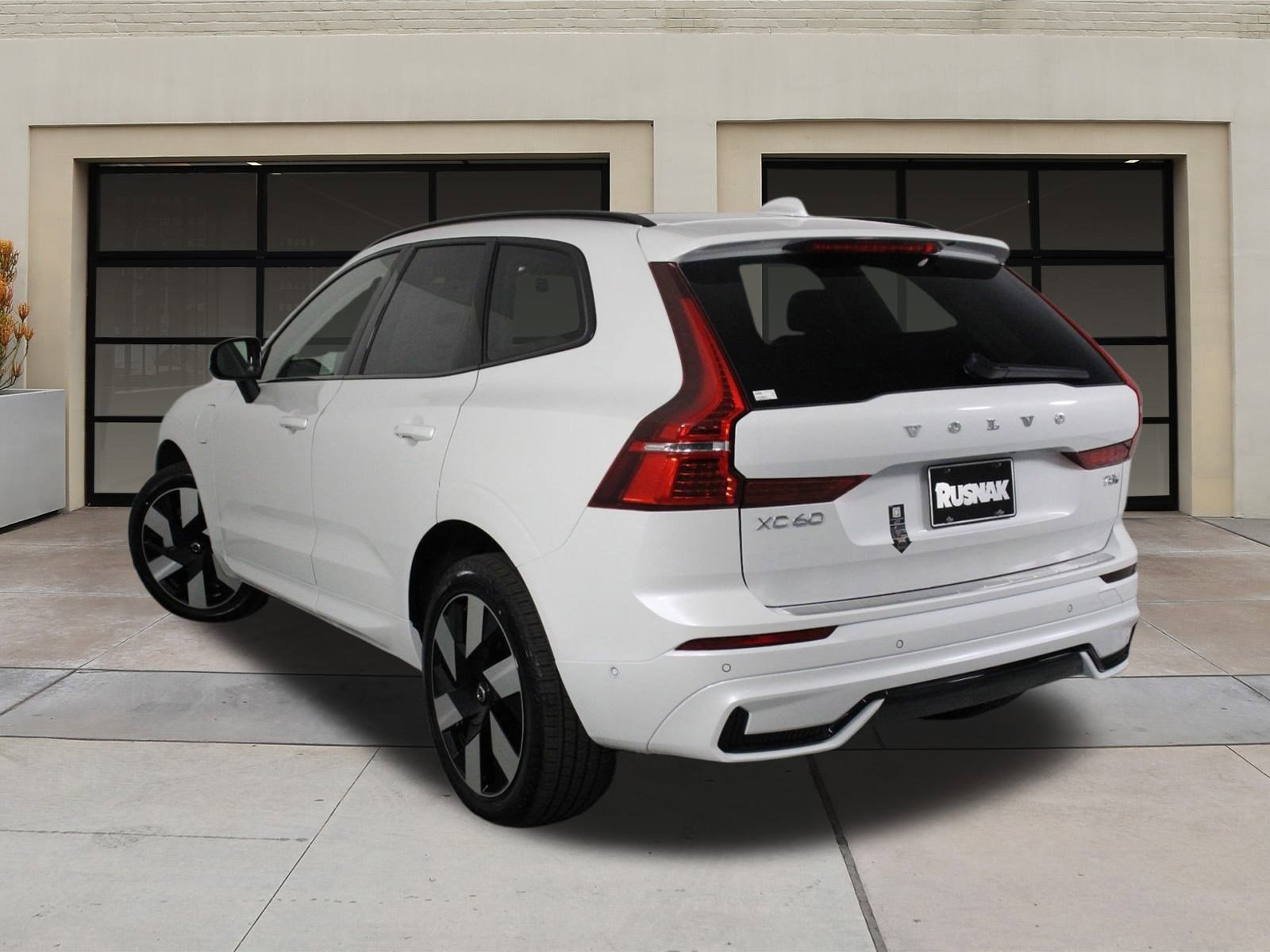 2025 Volvo XC60 Hybrid T8 Plus photo 3
